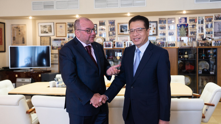 Đại sứ Đặng Minh Khôi (bên phải) và Tổng giám đốc TASS Sergei Mikhailov. (Ảnh: THANH THỂ)