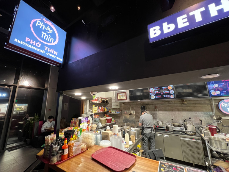 Quán ăn của anh Hùng. (Ảnh: THANH THỂ) Quán ăn của anh Hùng. (Ảnh: THANH THỂ)