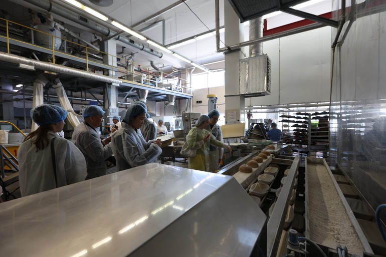 Sản xuất bánh mì tại Pskov. (Ảnh: THANH THỂ)