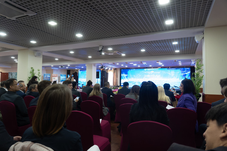 Hội thảo diễn ra cả trực tiếp và trực tuyến. (Ảnh: THANH THỂ)