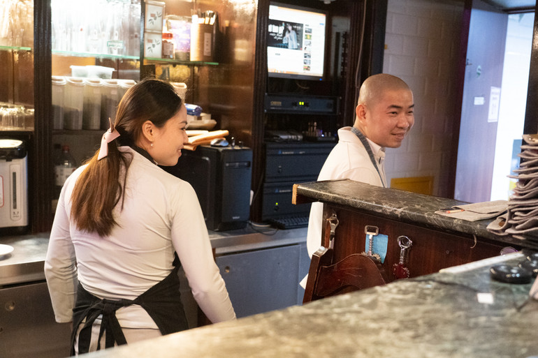 Thanh (bên phải) trong nhà hàng. (Ảnh: THANH THỂ) Thanh (bên phải) trong nhà hàng. (Ảnh: THANH THỂ)