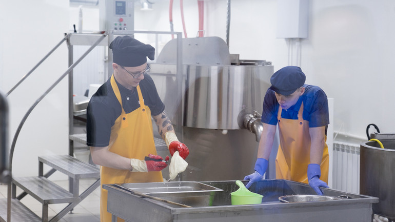 Bên trong cơ sở sản xuất phô-mai Sergey Salny. (Ảnh: THANH THỂ)