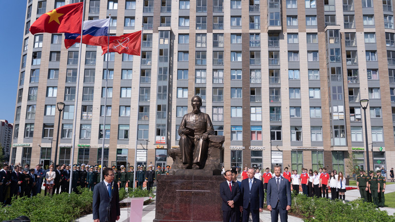 Buổi lễ khánh thành tượng Chủ tịch Hồ Chí Minh diễn ra trang trọng. (Ảnh: THANH THỂ)