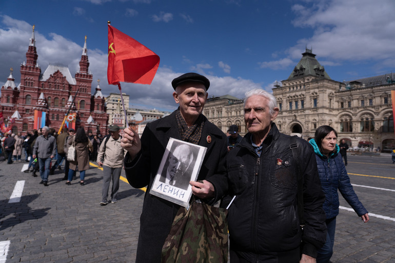 Người dân mang theo ảnh V.I.Lenin, tưởng nhớ lãnh tụ của giai cấp công nhân và nhân dân lao động thế giới. (Ảnh: THANH THỂ)