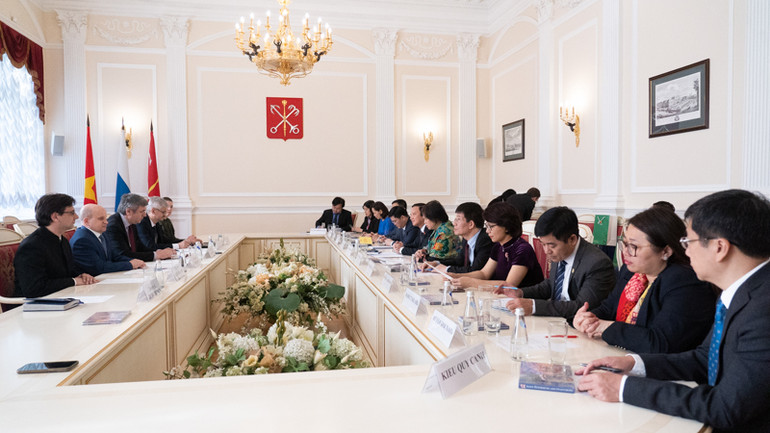 Quang cảnh buổi gặp làm việc giữa Đoàn đại biểu Quốc hội Việt Nam và đại diện Ủy ban Đối ngoại Saint Petersburg. (Ảnh: THANH THỂ)