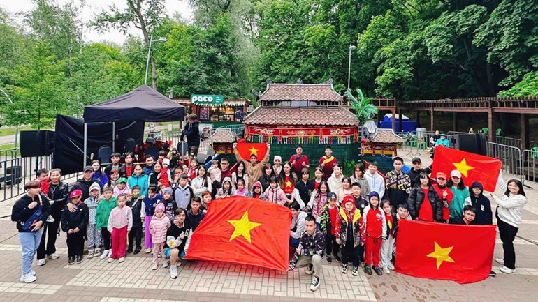 Khán giả Việt Nam đi xem múa rối nước ở Voronezh (Nga). Ảnh: Phương Hoa