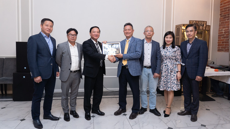 Phó Chủ tịch Quốc hội Nguyễn Khắc Định tặng quà đại diện cộng đồng người Việt tại Saint Petersburg. (Ảnh: THANH THỂ) Phó Chủ tịch Quốc hội Nguyễn Khắc Định tặng quà đại diện cộng đồng người Việt tại Saint Petersburg. (Ảnh: THANH THỂ)