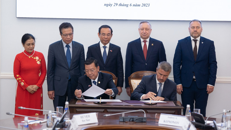 Lễ ký biên bản ghi nhớ hợp tác giữa huyện Cần Giờ (Thành phố Hồ Chí Minh) và quận Kronshtadt (Saint Petersburg). (Ảnh: THANH THỂ)