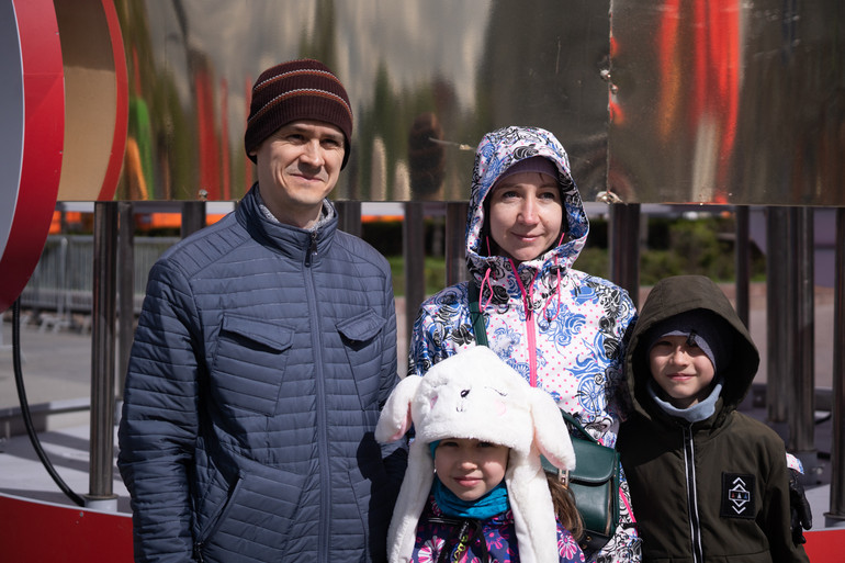 Ông Tserkovnikov và gia đình tại thủ đô Moskva. (Ảnh: THANH THỂ)