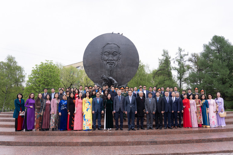 Các đại biểu chụp hình lưu niệm. (Ảnh: THANH THỂ)