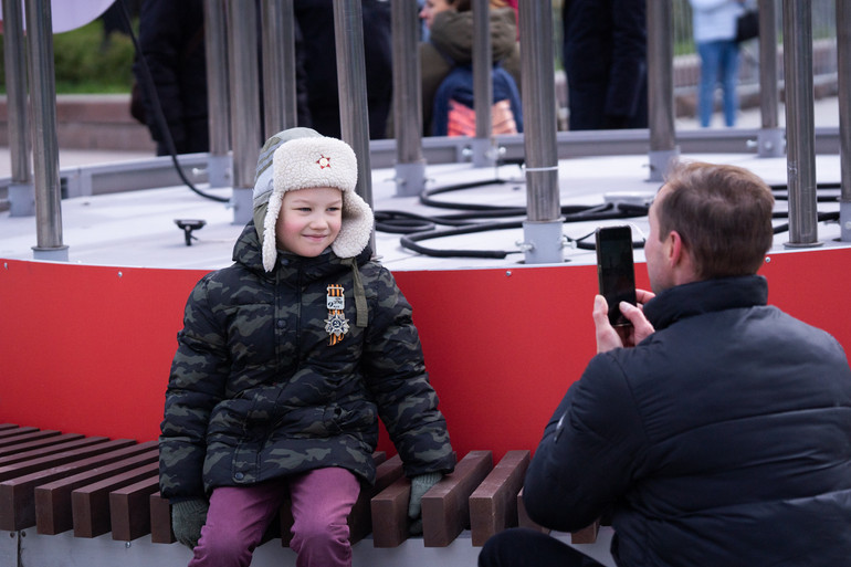 Ông Evgeny chụp ảnh con trai. (Ảnh: THANH THỂ)