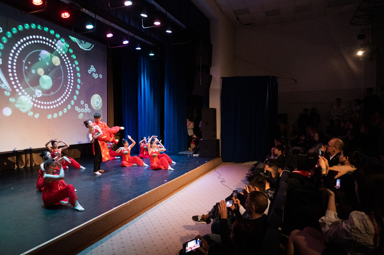 Khán giả hào hứng với tiết mục trong chương trình. (Ảnh: Thanh Thể)