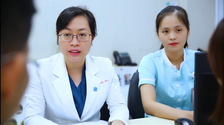 Bác sĩ chuyên khoa I Hà Nhật Anh, Trưởng Đơn vị Hỗ trợ sinh sản Mỹ Đức, Bệnh viện Mỹ Đức TP Hồ Chí Minh tư vấn cho gia đình người bệnh.