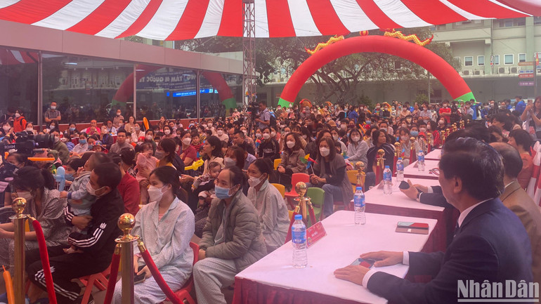 Hàng nghìn bệnh nhi và gia đình các em cùng thưởng thức chương trình "Xuân yêu thương"