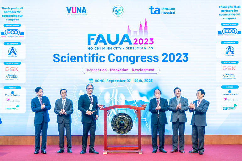 Hội nghị thu hút hơn 500 chuyên gia trong và ngoài nước về thận tiết niệu, sử dụng ngôn ngữ tiếng Anh hoàn toàn.