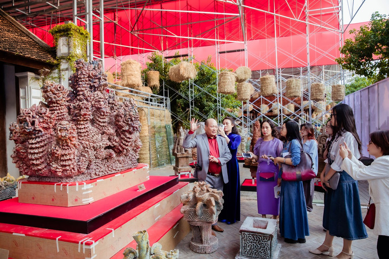 Triển lãm giới thiệu gần 200 tác phẩm gốm điêu khắc.