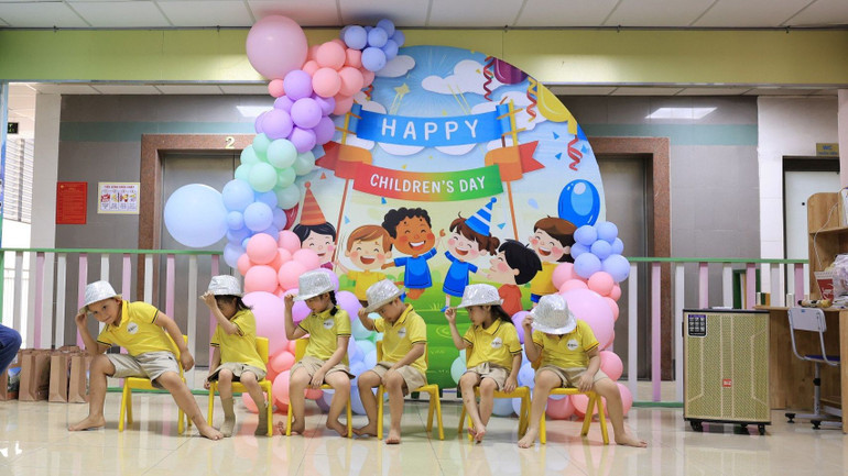 Các bé biểu diễn tại chương trình.