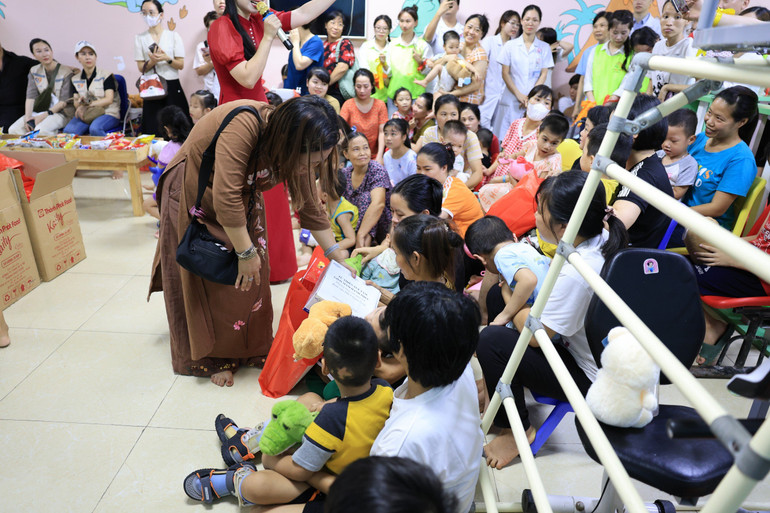 Các nhóm thiện nguyện trao quà cho các bệnh nhi.
