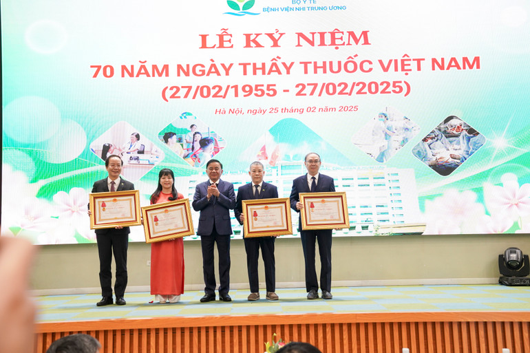 Đồng chí Trần Cẩm Tú trao tặng Huân chương Lao động cho cá nhân và tập thể. Đồng chí Trần Cẩm Tú trao tặng Huân chương Lao động cho cá nhân và tập thể.