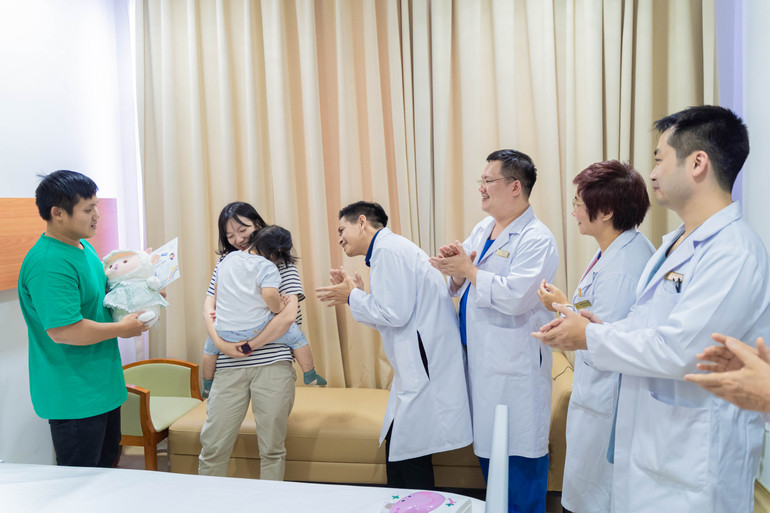Các bác sĩ chúc mừng bệnh nhi được ra viện ngày 13/3.