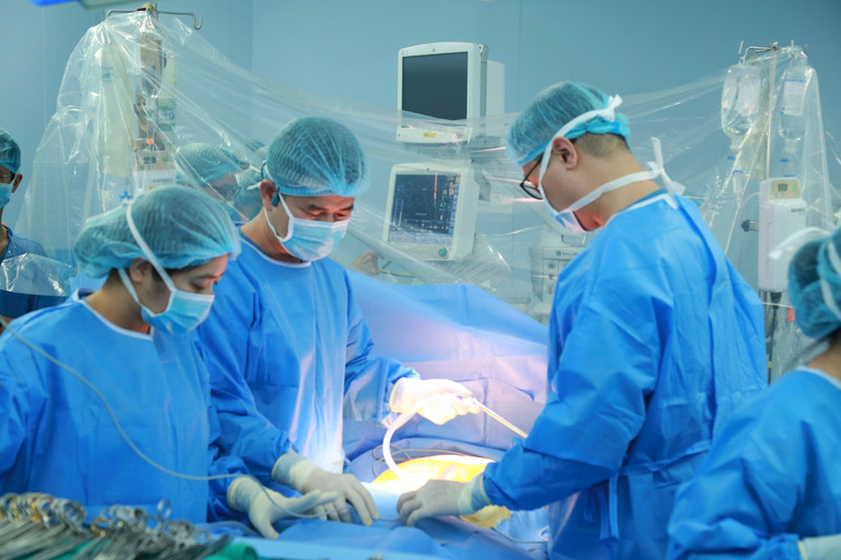 Các bác sĩ thực hiện ca lấy tạng.