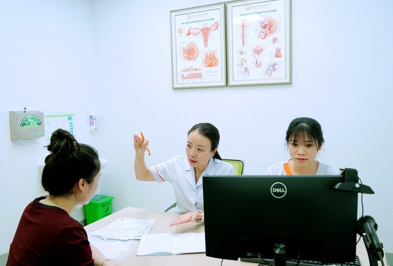 Khám tư vấn cho những gia đình hiếm muộn. Khám tư vấn cho những gia đình hiếm muộn.