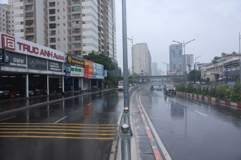 Rất ít người ra đường thời điểm này. Rất ít người ra đường thời điểm này.