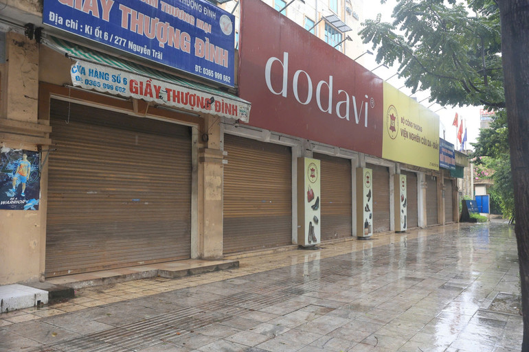 Các hàng quán đóng cửa. Các hàng quán đóng cửa.