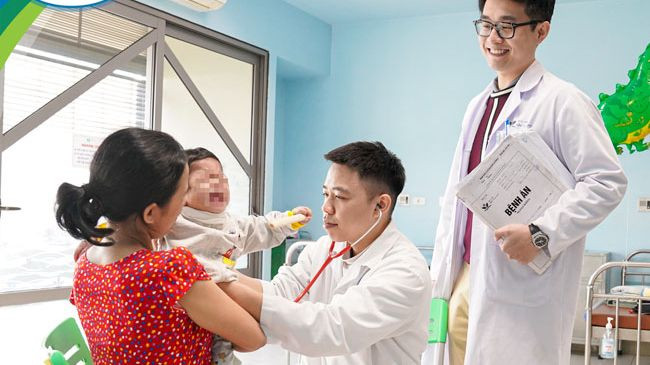 Bệnh nhi được các bác sĩ thăm khám trước khi ra viện.