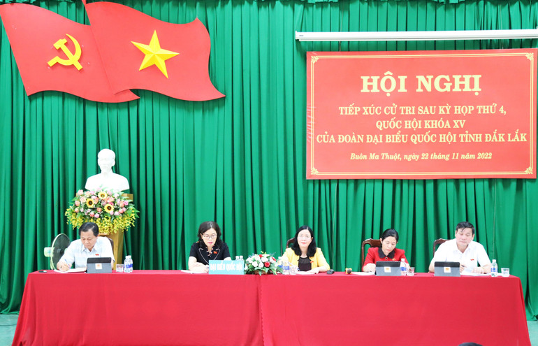 Đồng chí Bùi Thị Minh Hoài cùng Tổ đại biểu số 2, Đoàn đại biểu Quốc hội tỉnh Đắk Lắk đã có buổi tiếp xúc cử tri thành phố Buôn Ma Thuột.