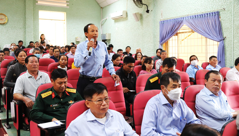 Cử tri thành phố Buôn Ma Thuột nêu ý kiến tại buổi tiếp xúc cử tri.
