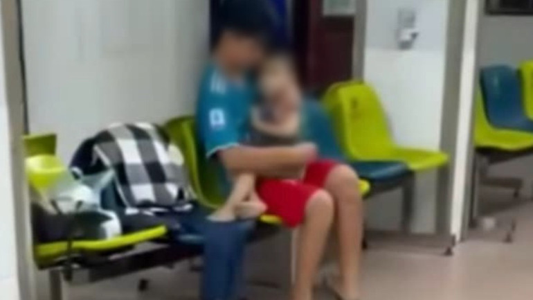 Hình ảnh cháu bé chờ cấp cứu tại Bệnh viện đa khoa tỉnh Nam Định. (Ảnh cắt từ clip)