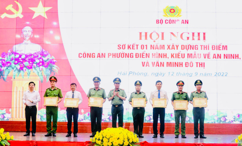 Lãnh đạo Bộ Công an trao Bằng khen của Bộ Công an tặng các tập thể, cá nhân có thành tích xuất sắc.