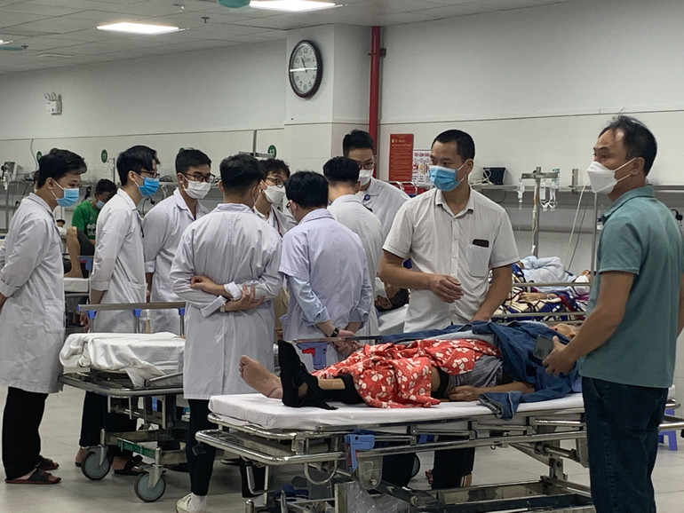 Các bác sĩ hội chẩn từng ca bệnh cấp cứu.