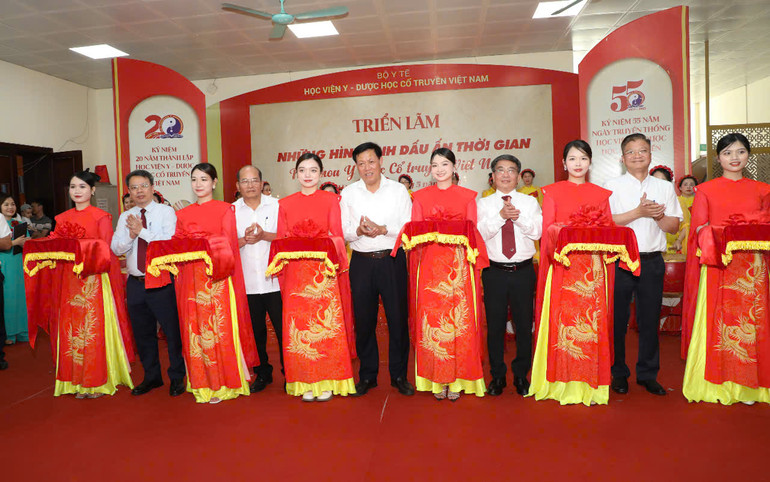 Các đại biểu cắt băng khai mạc triển lãm.