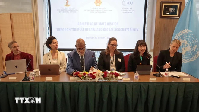 Các diễn giả chính tại hội thảo. (Ảnh: Thanh Tuấn/TTXVN)