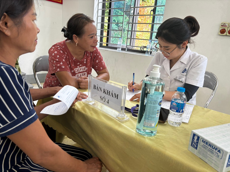 Các bác sĩ khám cho người dân ở Yên Bái.