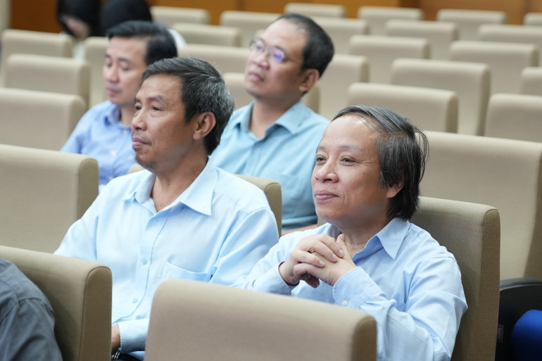 Phó Giáo sư, Tiến sĩ Lê Minh Kỳ, Phụ trách chuyên môn khoa Tai Mũi Họng Bệnh viện Đa khoa Tâm Anh Hà Nội (bên phải) theo dõi ca phẫu thuật được kết nối trực tuyến từ phòng mổ.