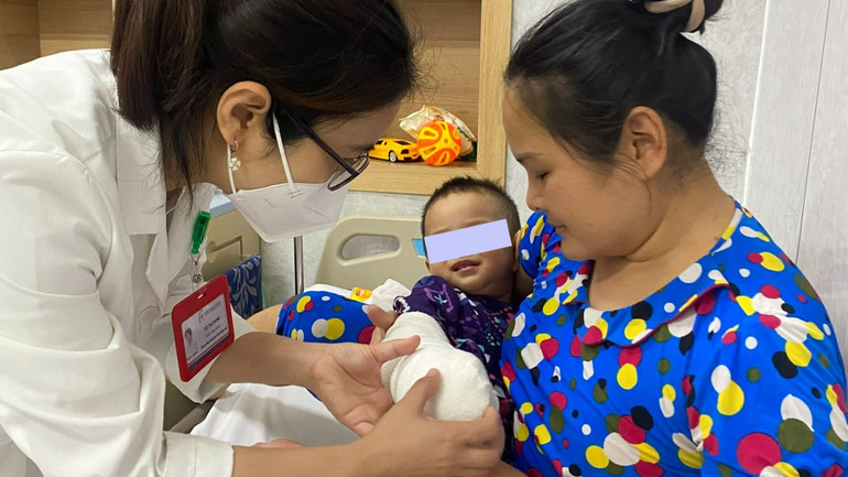 Bàn tay của bệnh nhi đã hồng ấm và bắt đầu có những cử động lại của ngón tay.