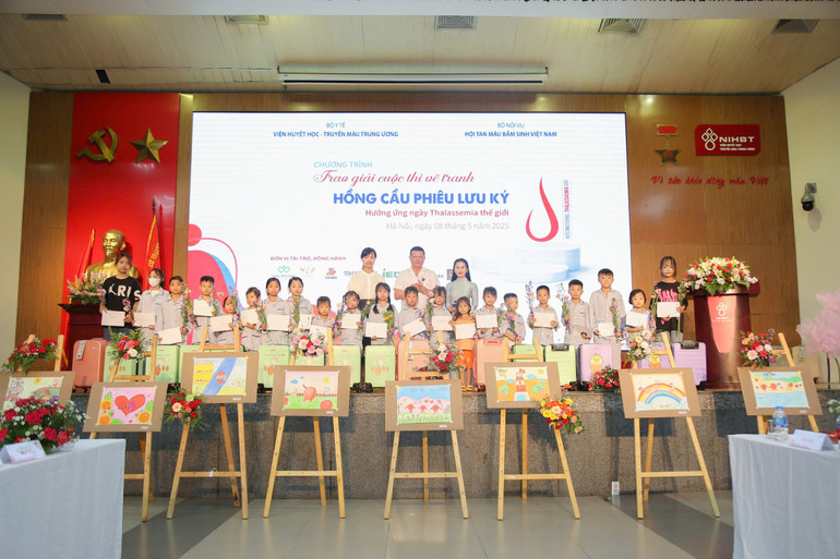 Các em nhỏ đạt giải tại cuộc thi vẽ tranh.