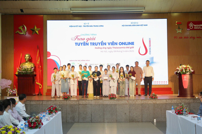 Trao giải cho các tác giả đạt giải tại cuộc thi viết "Tuyên truyền viên online".