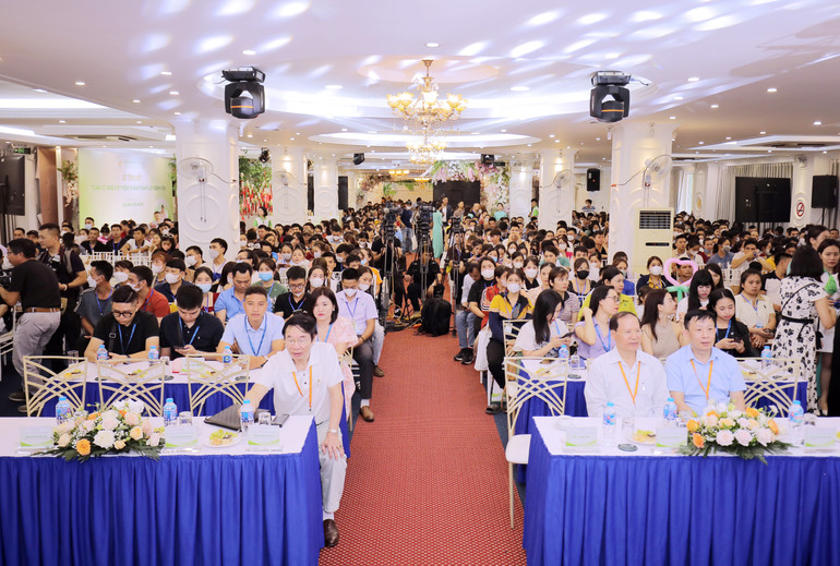 Chương trình thu hút rất đông các gia đình quan tâm tìm hiểu thông tin về hiếm muộn.