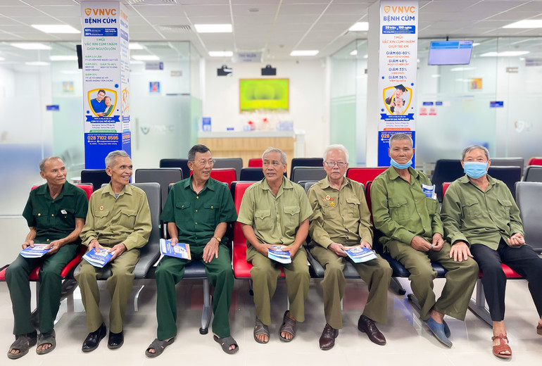 Các cựu chiến binh chờ tiêm vaccine.