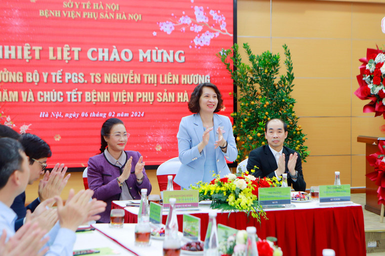 Thứ trưởng Y tế Nguyễn Thị Liên Hương chúc Tết cán bộ nhân viên y tế bệnh viện.