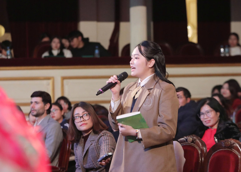 Em Lê Ái Minh (học sinh lớp 7, Trường THCS Thái Thịnh) bày tỏ cảm xúc khi được đọc cuốn sách. (Ảnh: KHIẾU MINH)