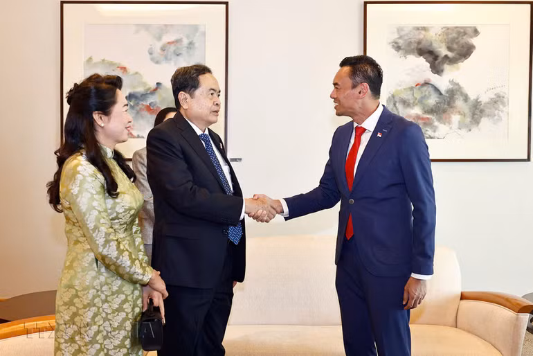 Đại diện lãnh đạo các cơ quan Quốc hội, Hội Nghị sĩ hữu nghị Singapore và Đại sứ Mai Phước Dũng vui mừng chào đón Chủ tịch Quốc hội Trần Thanh Mẫn, Phu nhân Nguyễn Thị Thanh Nga và Đoàn. (Ảnh: Doãn Tấn- TTXVN)