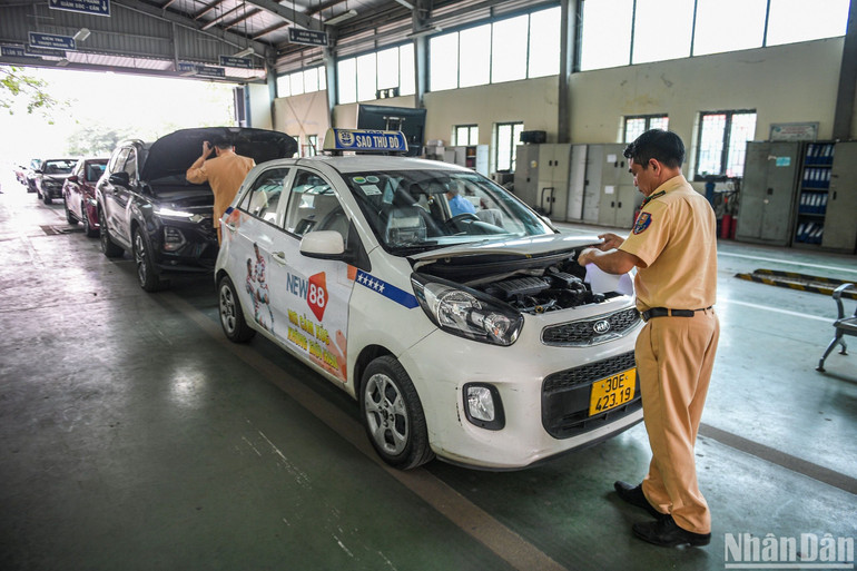 Lực lượng Cảnh sát giao thông hỗ trợ tại Trung tâm đăng kiểm 29-03S.