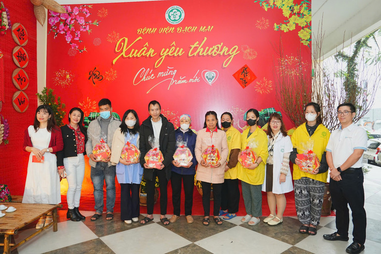 Chăm lo Tết cho người bệnh tại Bệnh viện Bạch Mai.