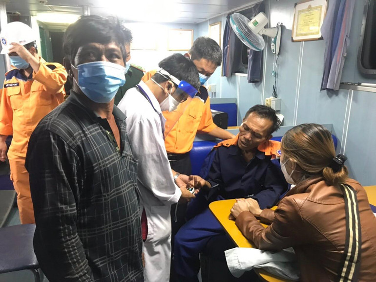 Bệnh nhân được đưa về bờ an toàn.