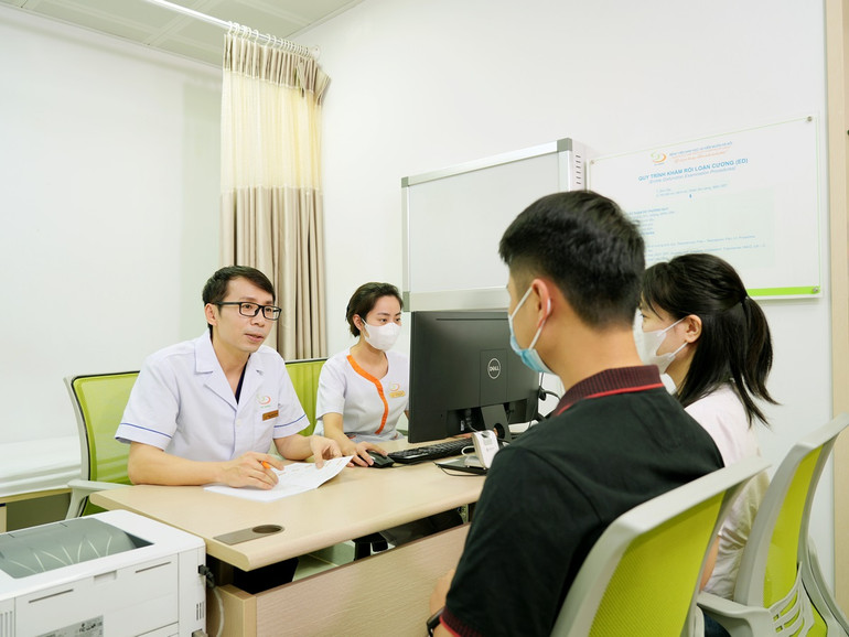 Thạc sĩ, bác sĩ Đinh Hữu Việt - Trưởng khoa Nam học tư vấn cho gia đình. Thạc sĩ, bác sĩ Đinh Hữu Việt - Trưởng khoa Nam học tư vấn cho gia đình.